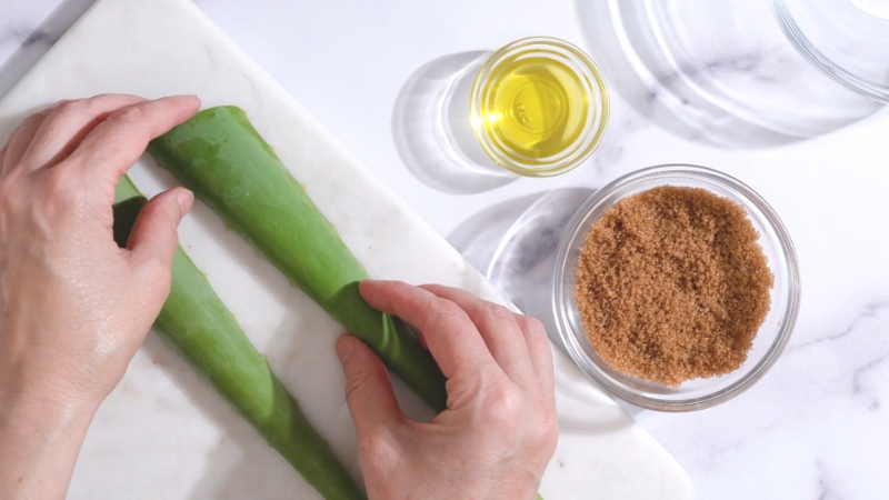 Priprema prirodnog pilinga sa aloe verom, maslinovim uljem i smeđim šećerom