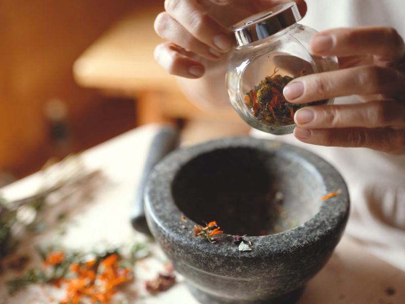 devojka puni teglicu sa biljkama