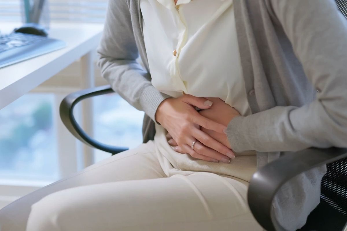 devojka koja pati od menstrualnog ciklusa se drži za stomak